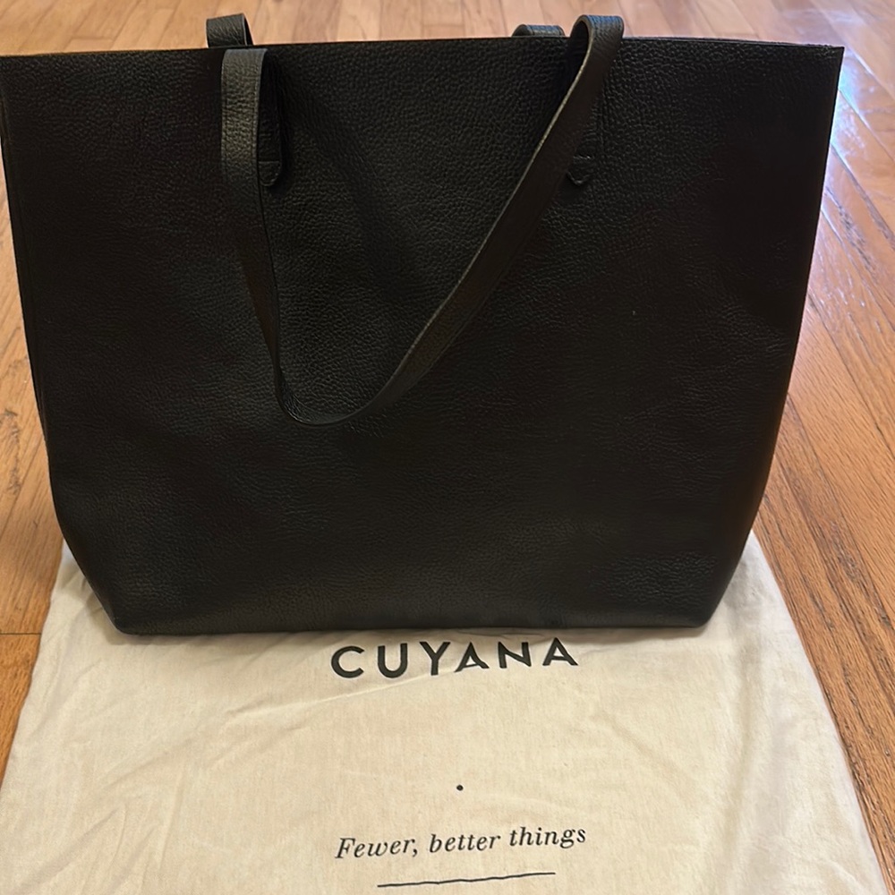 Cuyana Classic Structured Tote in black
